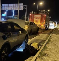 Elektrikli araçla tırdan yola düşen demir parçasına çarptı