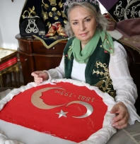 Eserlerini eski usullerle ilmek ilmek işliyor