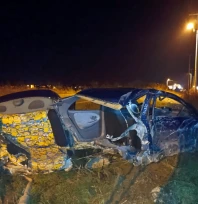 Feci kaza: Otomobil ikiye bölündü