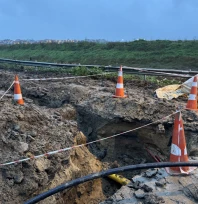 Göçük altında kalan 3 işçiden biri hayatını kaybetti