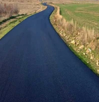 Köy yollarında sıcak asfalt çalışmaları sürüyor