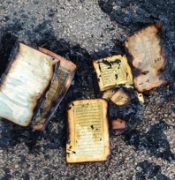 Kuran-ı Kerim ve dua kitabı yakıldığı iddia edildi