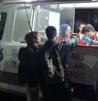 Kütüphane önünde öğrencilere sıcak çorba ikramı