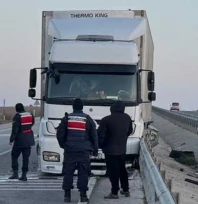 Lastiği patlayan tır bariyere çarptı