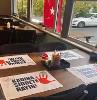 Masalara yerleştirilen mesaj: 'Kadına Şiddete Hayır'