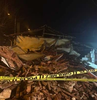 Metruk bina çöktü, bitişikteki evde mahsur kalan 5 kişi kurtarıldı