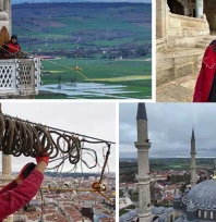 Minarelere astığı mahyalarla gökleri aydınlatıyor