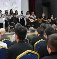 Öğrenci ve öğretmenlerden oluşan koro konser verdi