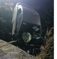 Şarampole devrilen otomobildeki 2 kişi öldü