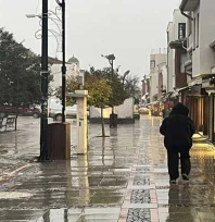 Şiddetli yağmur Edirne'de yaşamı olumsuz etkiledi, yollar suyla doldu