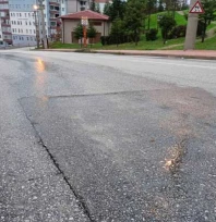 Şükrüpaşa Mahallesi'nde yamalı yolda su patlağı tepkilere sebep oldu