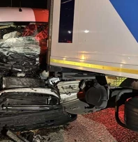 Tıra çarpan panelvanın sürücüsü yaralandı