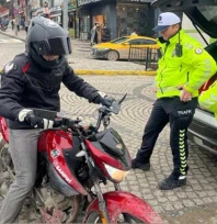 Trafik ekiplerinden motosiklet sürücülerine sıkı denetim
