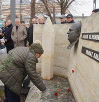 Uğur Mumcu'nun anıtına karanfil bırakıldı