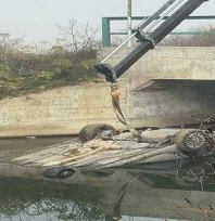 Üyüklütatar köyünde otomobil dereye uçtu