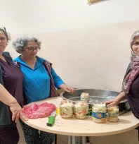 Yaşlılar el birliğiyle turşu kurdu