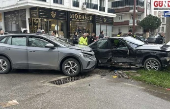 2 otomobilin çarpışması sonucu 2 kişinin yaralandı