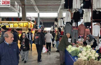 Cumartesi Pazarı'nda alışveriş yoğunluğu dikkat çekti