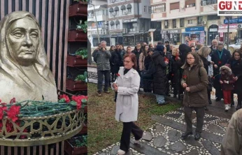 Cumhuriyetin annesi karanfillerle anıldı