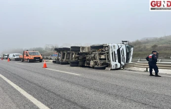 D100'de asfalt yüklü tır devrildi