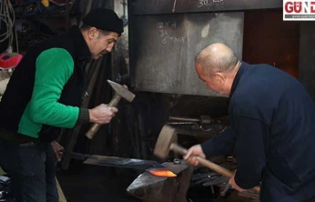 Demirci ustaları tarihi eserlere iz bırakmanın gururunu yaşıyor
