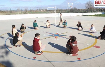 Depremzede babanın renkli fırçası çocuklara umut oluyor