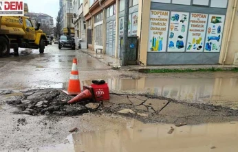 Edirne'nin göbeğinde bir acayip manzara: Asfalt çöküyor, dubalı önlem alınıyor