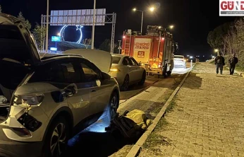 Elektrikli araçla tırdan yola düşen demir parçasına çarptı