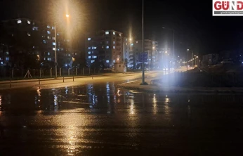 Fatih Mahallesi'nde altyapı arızası: Yollar suyla kaplandı