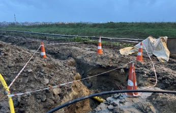 Göçük altında kalan 3 işçiden biri hayatını kaybetti