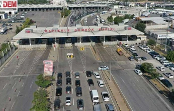 Kapıkule'den 1 günde 3 bin 442 ticari araç geçiş yaptı