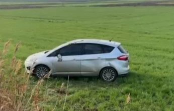 Kontrolden çıkan otomobil tarlaya uçtu