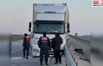 Lastiği patlayan tır bariyere çarptı