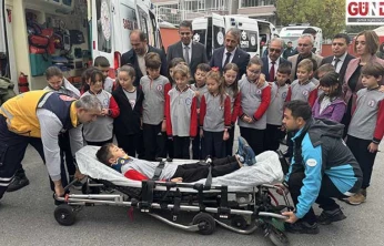 Minik sağlık elçileri arkadaşlarına ilk yardımı öğretti