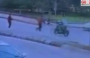 Motosikletin çarptığı dede ve torunu yaralandı