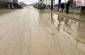 Öğrencilerin çamurla imtihanı bitmiyor