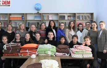 Öğrencilerin el emeği huzurevinde gönüllere dokundu