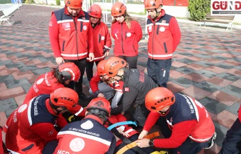 Öğretmenler olası afetlerde hayat kurtarmaya hazırlanıyor