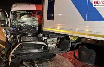 Tıra çarpan panelvanın sürücüsü yaralandı