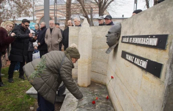Uğur Mumcu'nun anıtına karanfil bırakıldı