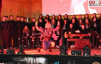 Ulu Önder Atatürk, öğrencilerin hazırladığı gösteriyle anıldı