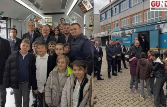 Uzunköprü Kaymakamı, Gezici Kütüphane'de öğrencilerle buluştu