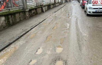 Yağışın Ardından Sokaklar Köstebek Yuvasına Döndü