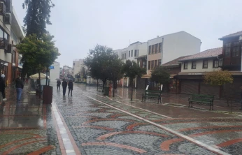 Yağmur engeli: Vatandaşlar tentelere sığındı