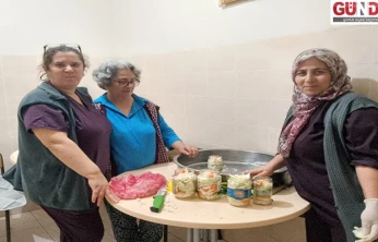 Yaşlılar el birliğiyle turşu kurdu