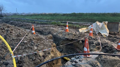 Göçük altında kalan 3 işçiden biri hayatını kaybetti
