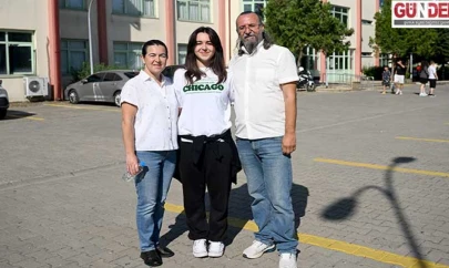 Anne ve baba kızlarıyla aynı okulda YKS'ye girdi