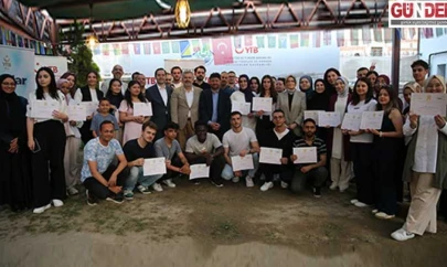Edirne Uluslararası Öğrenciler Akademisi'ni başarıyla bitiren öğrenciler mezuniyet sevinci yaşadı