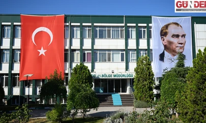 Kamu binalarına 'Terörsüz Türkiye'ye destek için Türk bayrağı asıldı