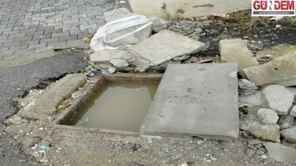 Açık kanalizasyon çukuru kazalara davetiye çıkarıyor